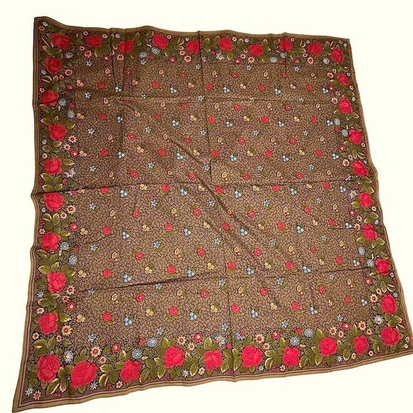 Vintage Green and Red Floral Printed Square from Musee de l’impression, Mulhouse - Picture 2 of 6